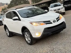 Toyota RAV4 XLE 4dr SUV (2.5L 4cyl 6A) 2015 White