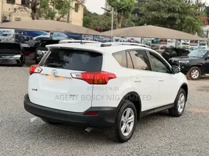 Toyota RAV4 XLE 4dr SUV (2.5L 4cyl 6A) 2015 White