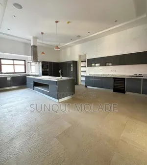 18bdrm Mansion in Maitama for sale
