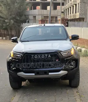 New Toyota Hilux 2025 Black