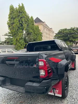 New Toyota Hilux 2025 Gray