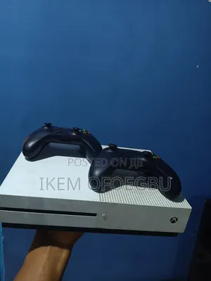 Xbox One With 2 Wireless Pad and Games