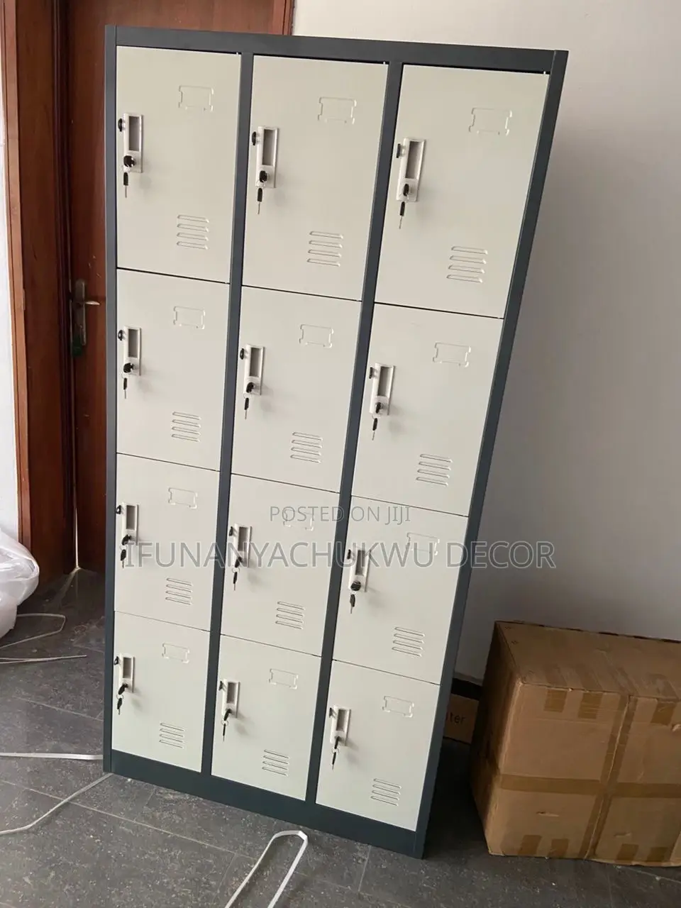 12 Door Locker