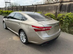 Toyota Avalon Limited Sedan FWD (3.5L 6cyl 6A) 2013 Gold
