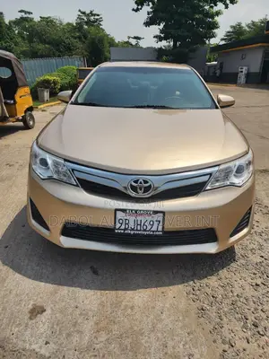 Toyota Camry LE 4dr Sedan (2.5L 4cyl 6A) 2013 Gold
