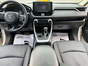Toyota RAV4 XLE 2021 White