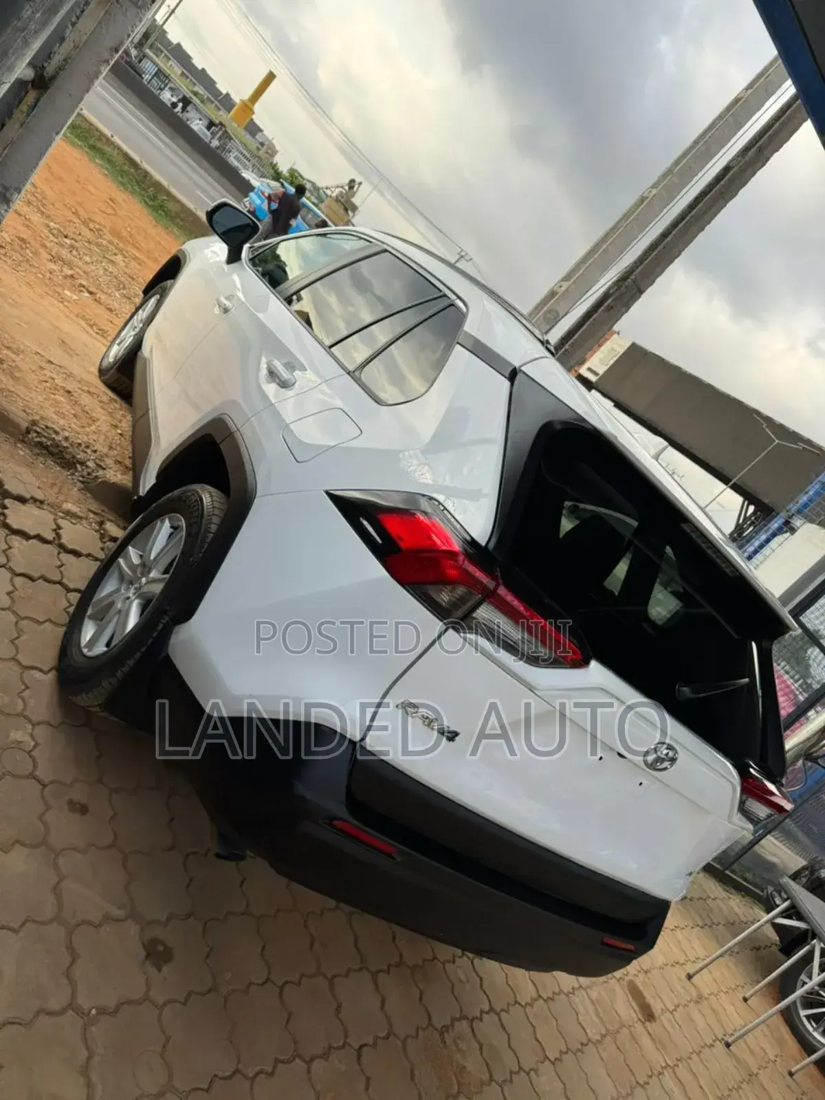 Toyota RAV4 XLE 2021 White