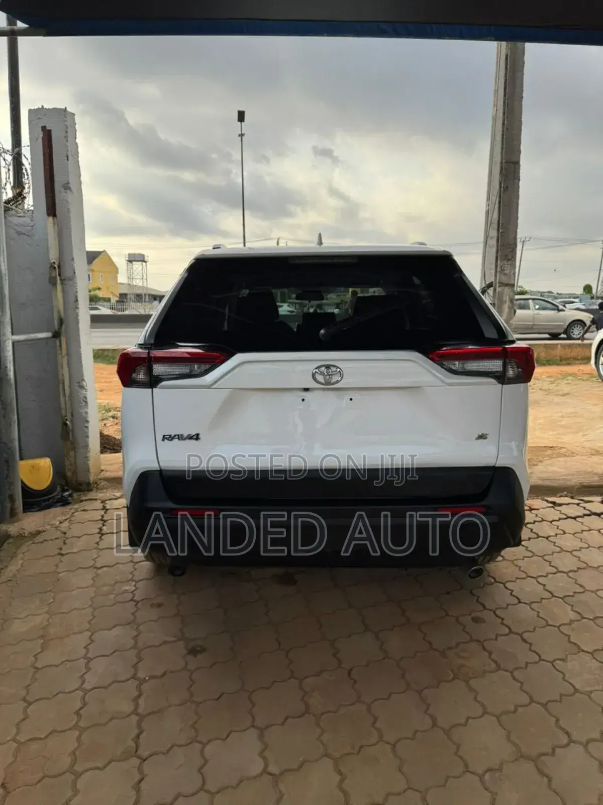 Toyota RAV4 XLE 2021 White