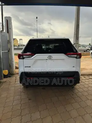 Toyota RAV4 XLE 2021 White
