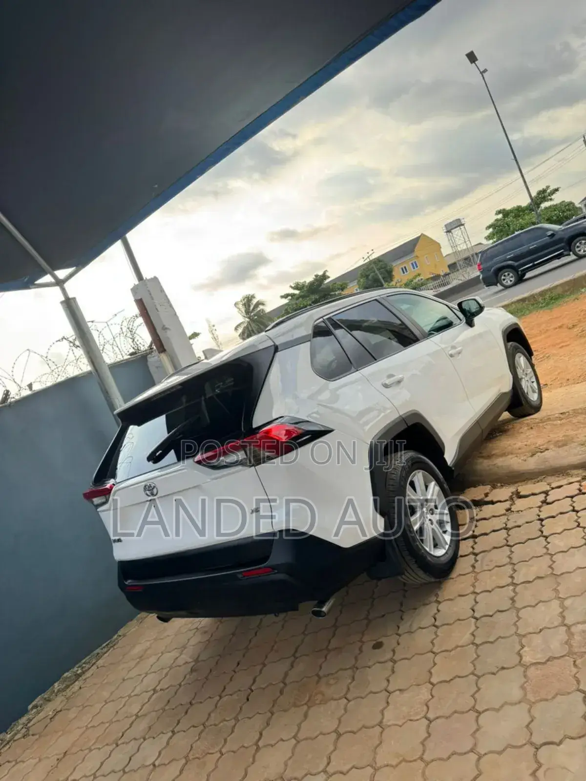 Toyota RAV4 XLE 2021 White