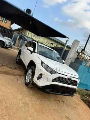 Toyota RAV4 XLE 2021 White