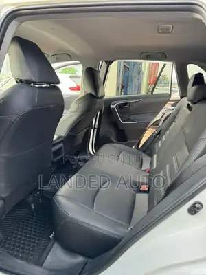 Toyota RAV4 XLE 2021 White