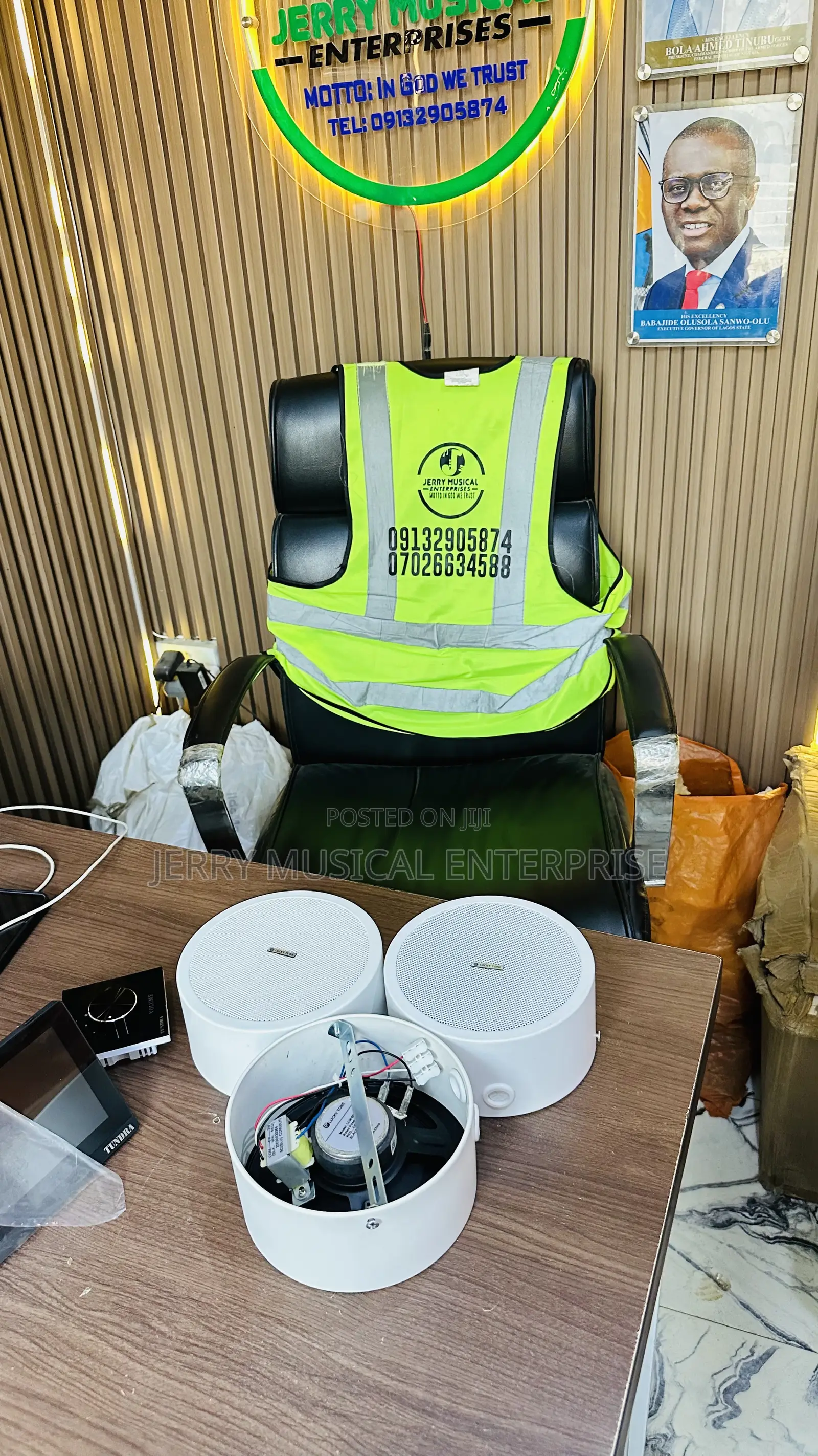 Decking Surface Speakers With Woofer