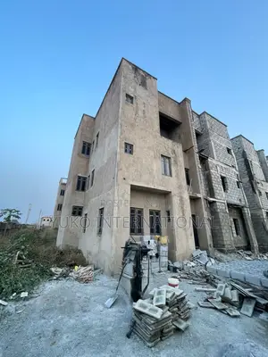 5bdrm Townhouse/Terrace in Lux Mundi Estate, Sabon Lugbe for Sale