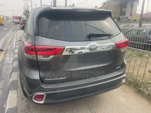Toyota Highlander XLE 4x2 V6 (3.5L 6cyl 8A) 2018 Gray