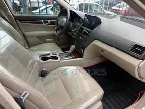 Mercedes-Benz C300 Luxury Sedan AWD (3.0L 6cyl 7A) 2009 Gold