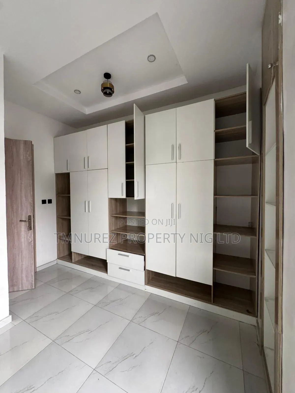 4bdrm Duplex in Chevron for rent