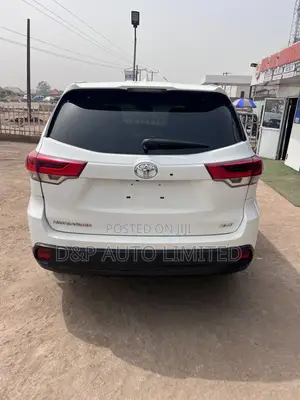 Toyota Highlander XLE 4x2 V6 (3.5L 6cyl 8A) 2018 White