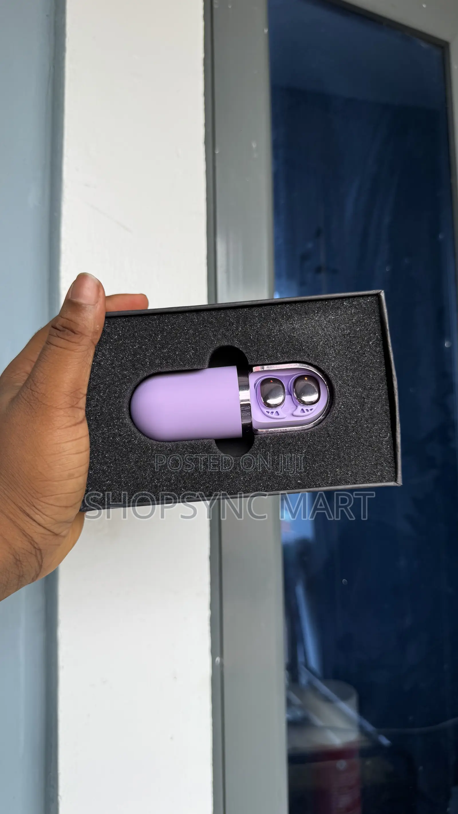 Modern Bluetooth Earbuds With Vibration Feature