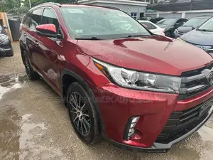 Toyota Highlander SE 4x4 V6 (3.5L 6cyl 8A) 2017 Red