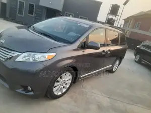 Toyota Sienna 2011 Brown