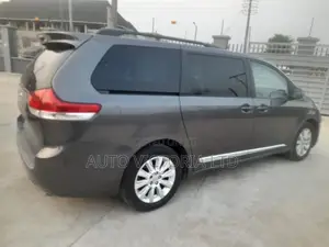Toyota Sienna 2011 Brown