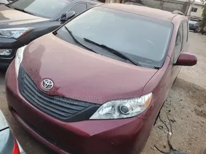 Toyota Sienna 2010 Red