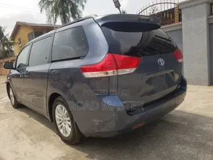 Toyota Sienna 2014 Blue