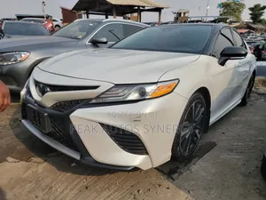 Toyota Camry XSE FWD (2.5L 4cyl 8AM) 2018 White
