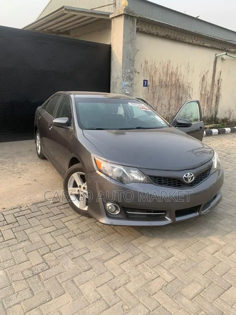 Toyota Camry SE 4dr Sedan (2.5L 4cyl 6A) 2014 Gray