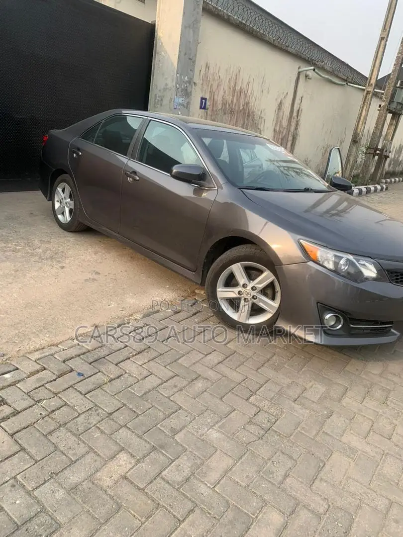 Toyota Camry SE 4dr Sedan (2.5L 4cyl 6A) 2014 Gray