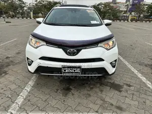 Toyota RAV4 XLE AWD (2.5L 4cyl 6A) 2017 White