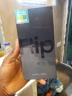 New Samsung Galaxy Z Flip4 256 GB Gold
