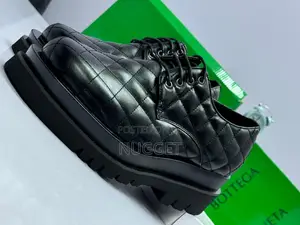 Bottega Veneta Black Leather Corporate Shoe