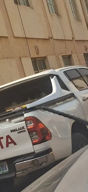 Hilux Rolling Booth Cover With Spoiler