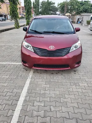 Toyota Sienna 2010 Red