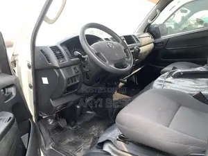 Toyota HiAce 2017 White