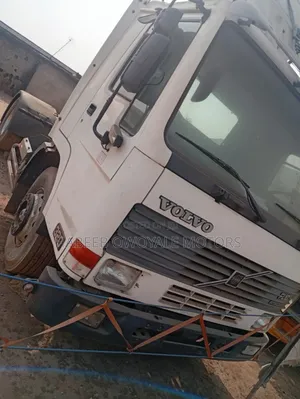 Volvo F10 Tractor Head With 6tyres