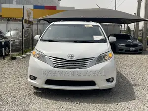 Toyota Sienna XLE 8 Passenger 2012 White