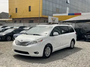 Toyota Sienna XLE 8 Passenger 2012 White