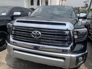 Toyota Tundra 1794 5.7L V8 4x4 CrewMax 5.6 ft. box 145.7 in. WB 2017