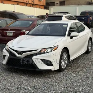 Toyota Camry SE (2.5L 4cyl 8A) 2019 White