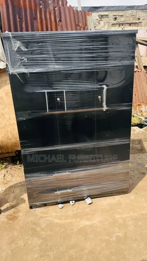 Tastefully Built 4 by 6 Wardrobe With Fine Finish