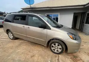 Toyota Sienna LE AWD (3.3L V6 5A) 2004 Gold