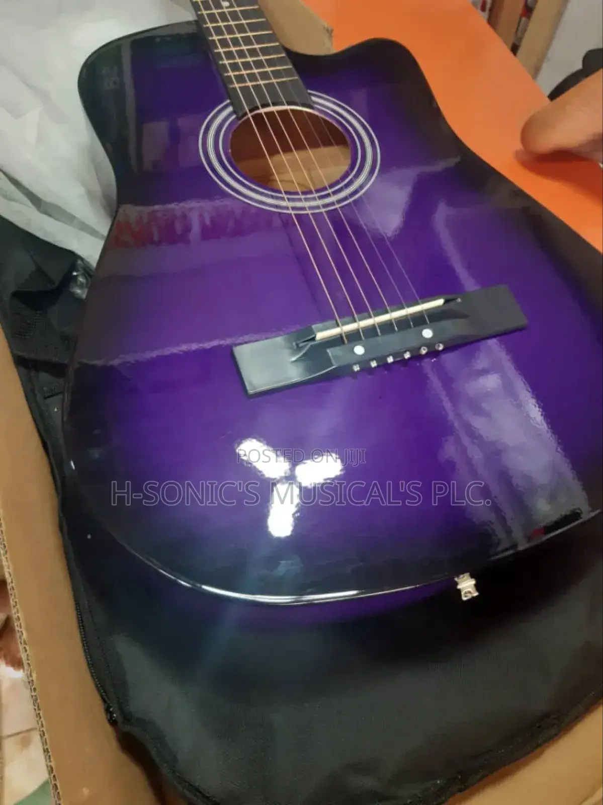 Acoustic Box Guitar.