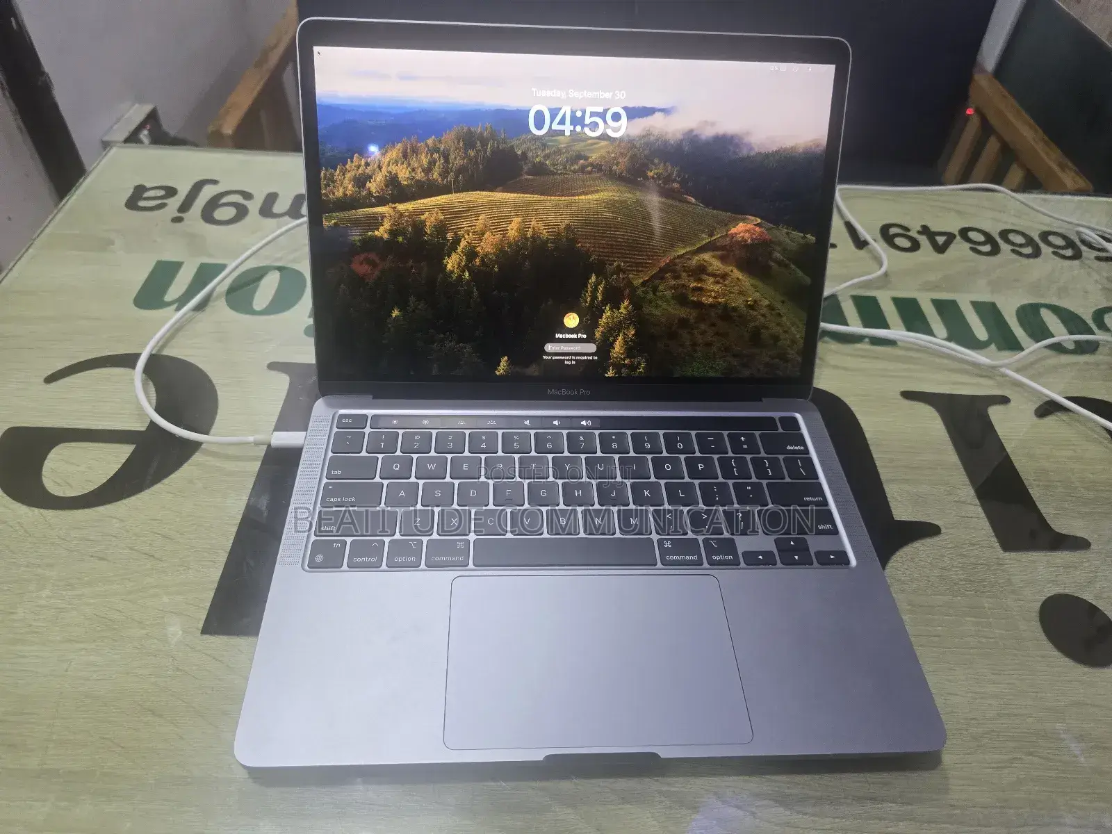 Laptop Apple MacBook Pro 2022 M2 8GB Apple M2 SSD 256GB