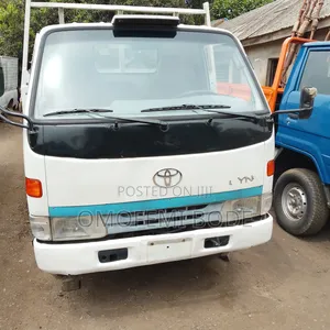 Toyota Dyna 150 Six Tyres Normal Hand Petrol Truck