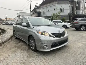 Toyota Sienna SE 8-Passenger 4dr Minivan (3.5L 6cyl 6A) 2014 Blue
