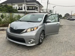 Toyota Sienna SE 8-Passenger 4dr Minivan (3.5L 6cyl 6A) 2014 Blue