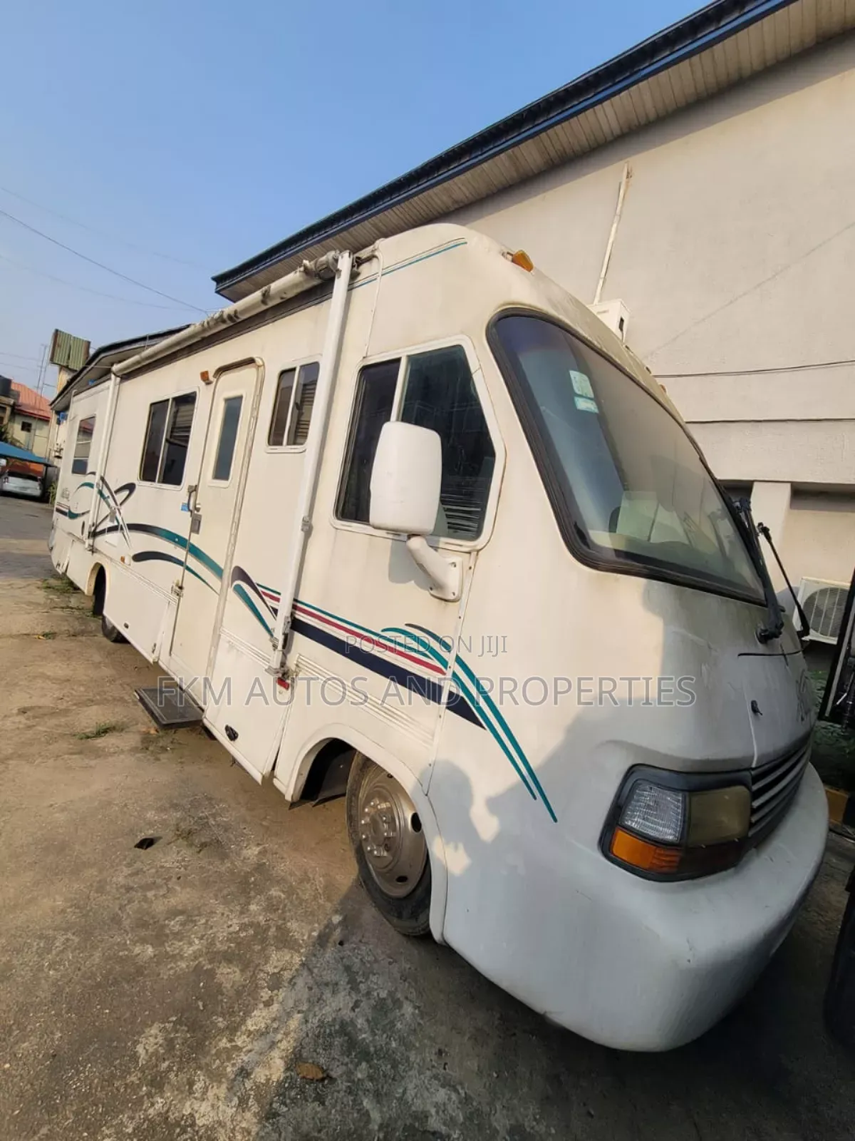 Bus 2010 White